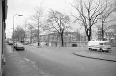 854893 Gezicht op de Van Asch van Wijckskade te Utrecht, met rechts de hoek met de Begijnekade en op de achtergrond de ...